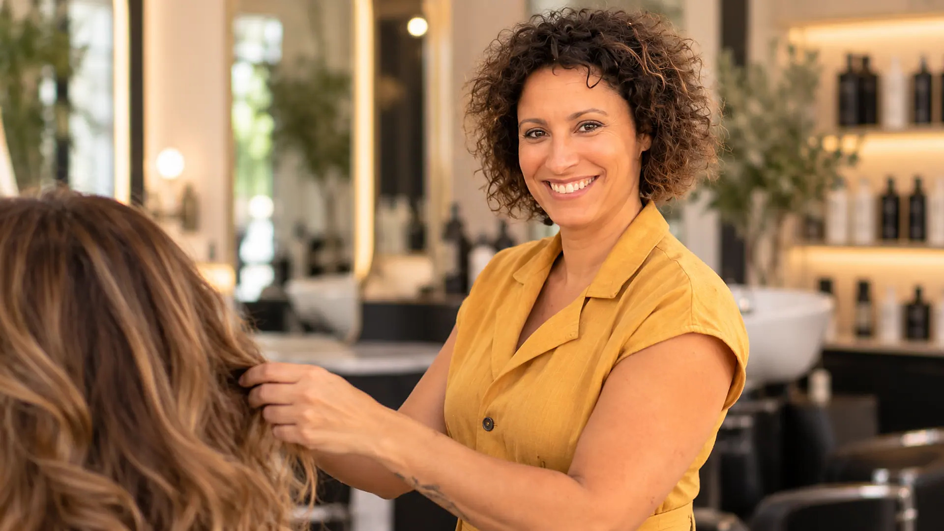 Elise, coiffeuse et coloriste à Martigny, dans son salon